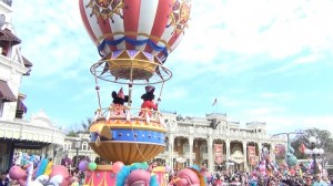 festival of fantasy magic kingdom disney world mickey and minnie in finale hot air balloon2