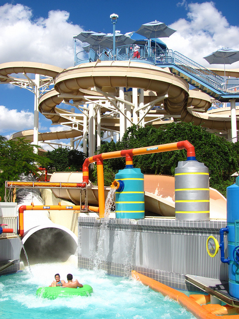 Universal owned wet n wild will close in 2015